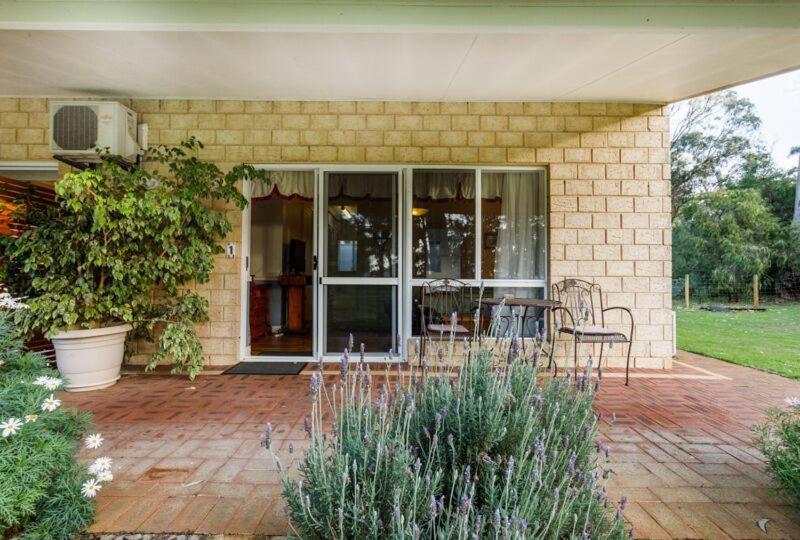 Inn The Tuarts Guest Lodge Busselton Accommodation - Adults Only Eksteriør billede