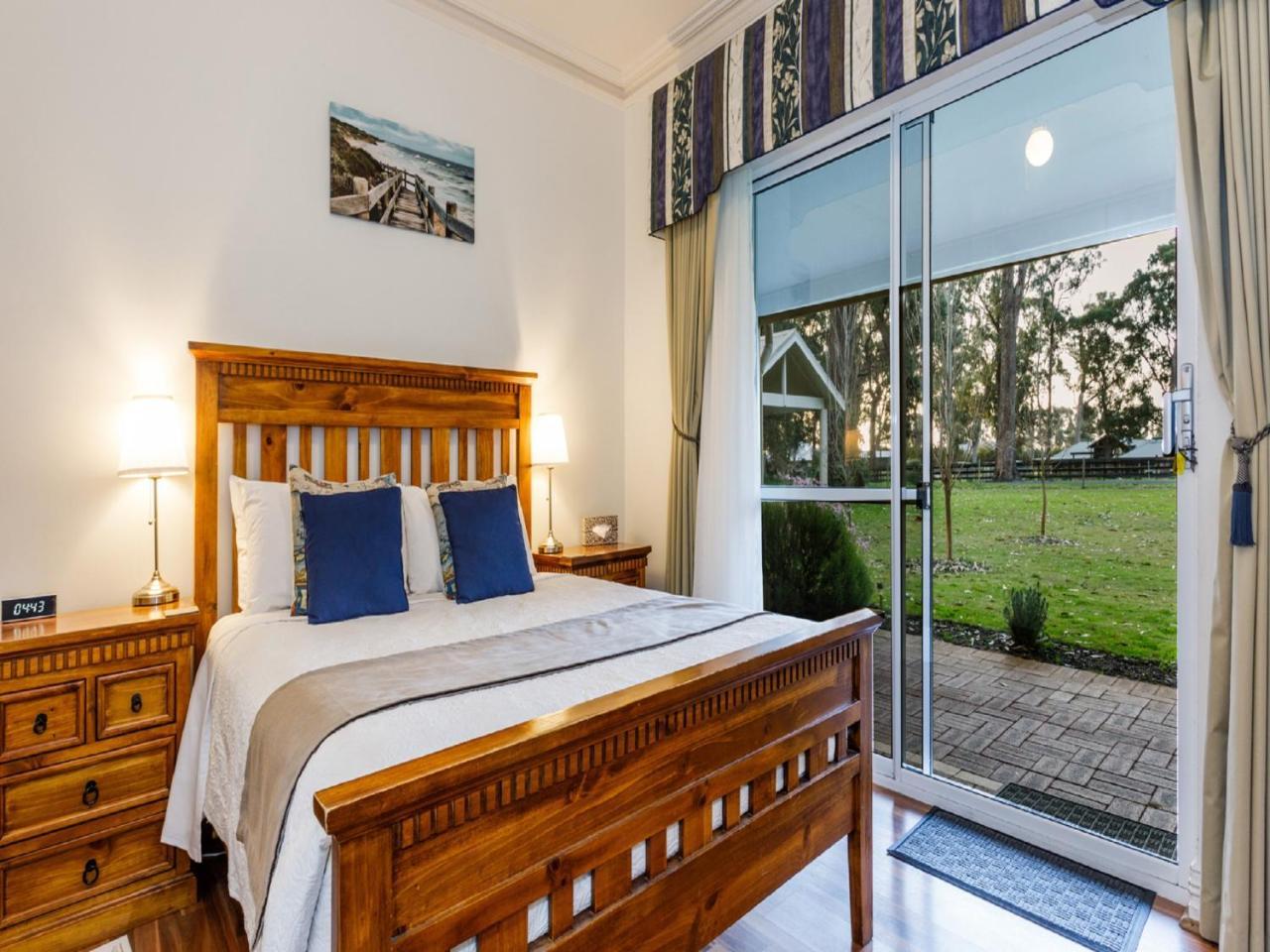 Inn The Tuarts Guest Lodge Busselton Accommodation - Adults Only Eksteriør billede